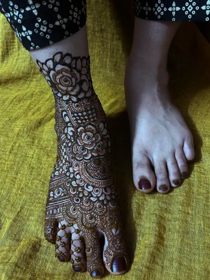 Bridal henna isn't just for hands. I also create beautiful, intricate designs for feet, ensuring the bride is adorned from head to toe with complementary floral and traditional patterns.