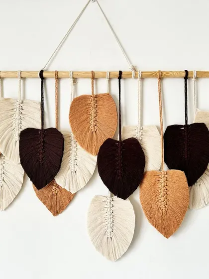 A final look at the beautiful, earthy-toned feather wall hanging.