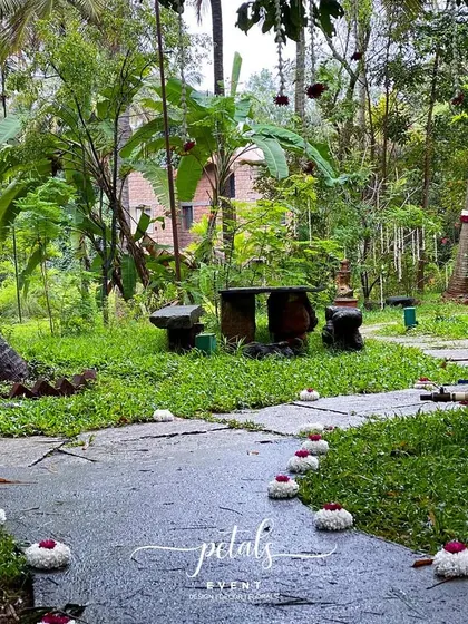 A duplicate image of the beautiful and natural entrance decor.