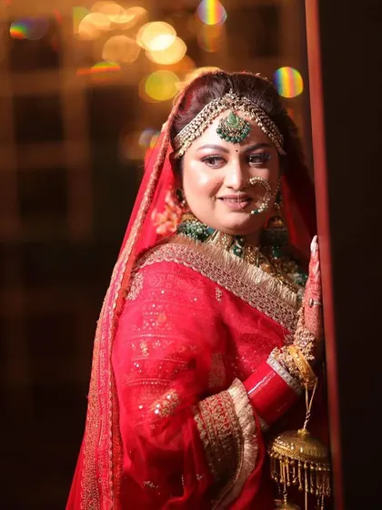 A candid shot of the bride, her smile and our jewellery making for a perfect picture.