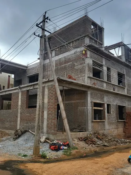 Another angle of the building under construction, showing the scale of the project and the raw materials on site.
