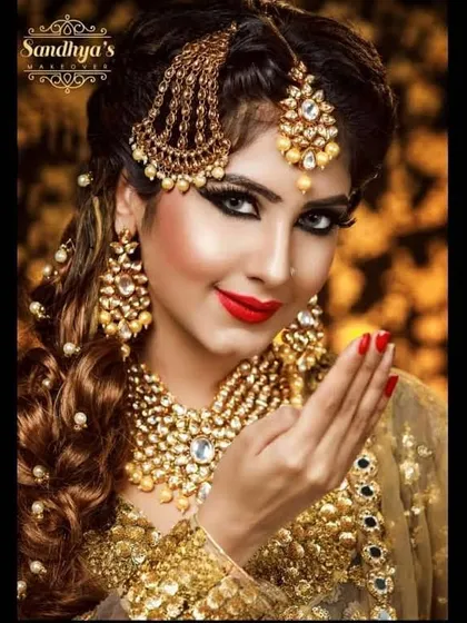 Go for gold with this spectacular rental jewellery set. Featuring a statement passa, maang tikka, and layered necklaces, this set is designed for maximum bridal impact.