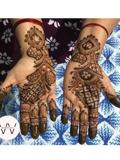 A beautiful Arabic-style design with a mix of bold and fine lines.