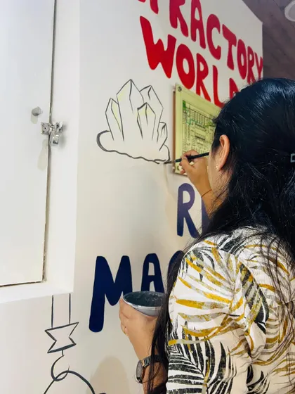 Adding the final touches to the RHI Magnesita logo and the crystal illustrations. It's these small details that bring the entire mural together.