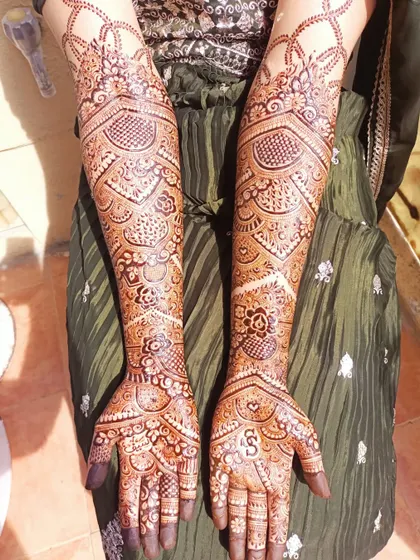 Another angle of the sunkissed mehendi.