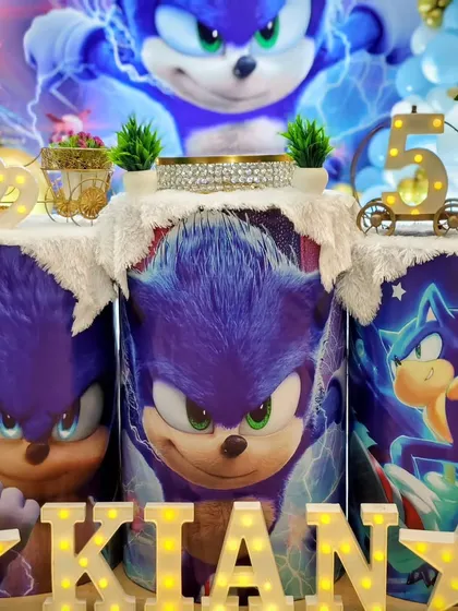 Detail shot of the Sonic themed pedestals and the light-up number '5'.