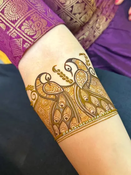 A delicate armband featuring two peacocks. A simple yet stunning choice for a guest.