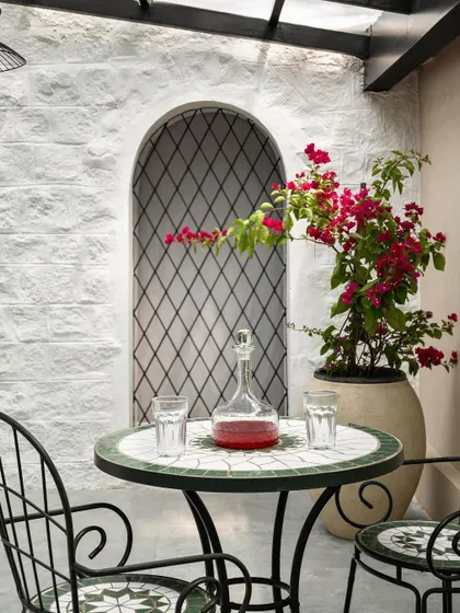 Another detail of the patio, focusing on the simple elegance of the decor. This space proves that outdoor areas can be just as thoughtfully designed as interiors, extending the home's living space.