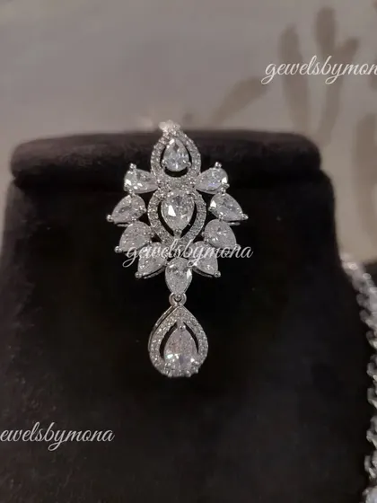 The delicate maang tika from our layered diamond bridal set. This piece adds a traditional touch to a modern diamond ensemble, perfectly framing the face with its sparkling design.