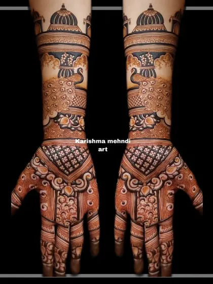 This design features prominent peacock figures beneath architectural domes, creating a regal and symmetrical look. The palms are filled with intricate patterns that complement the main motifs on the arms.