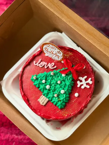 Get into the festive spirit with this Christmas-themed bento cake. The bright red cake is decorated with a piped Christmas tree, a snowflake, and a "love" tag.
