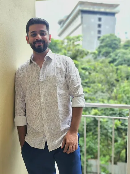Here is a relaxed yet professional look for a casual wear or lifestyle brand. Shot on a balcony with natural light, it demonstrates my ability to appear natural and at ease in front of the camera for print or digital ads.
