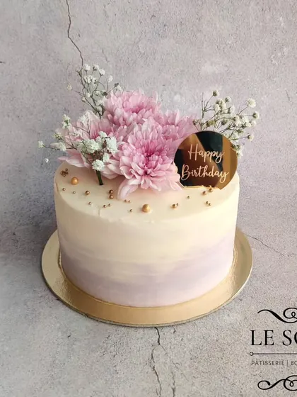 The shades of lilac on this cake are just so pretty. This 1 kg Rasmalai cake has a soft ombre effect and is topped with fresh lilac-hued flowers for an elegant birthday celebration.