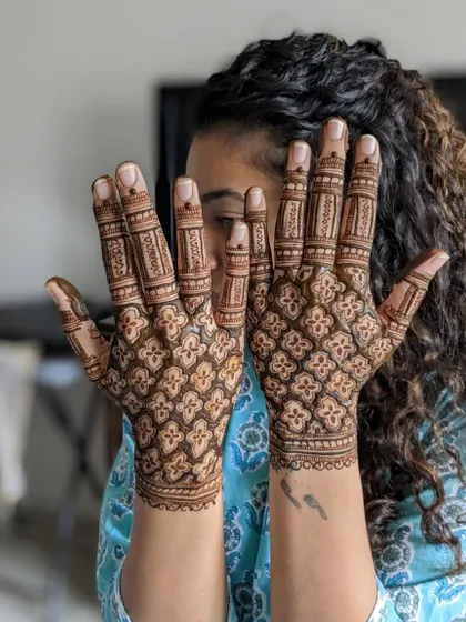 There's something so satisfying about a perfectly executed jaal pattern. This full hand design covers the palm in a traditional checkerboard motif, creating a classic and timeless mehendi look.