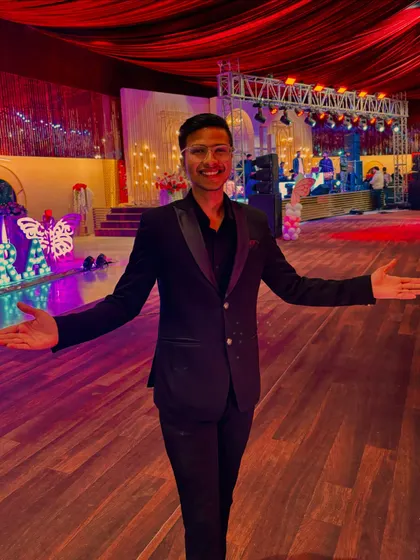 An open invitation to experience the impossible. Performing at a large celebration, I make sure to connect with guests throughout the venue.