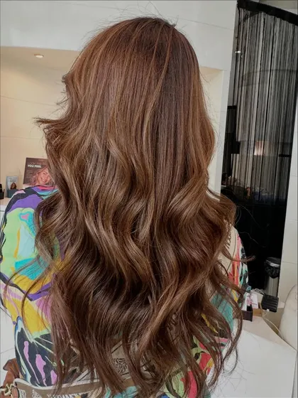 A perfect autumn blend of warm hazel and deep chestnut. The balayage technique creates a seamless transition between the different brown tones.