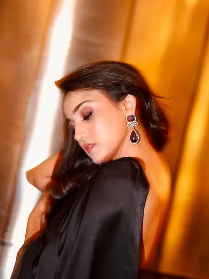 Actress Ashi Singh in a beautiful black saree. We went for a classic look with a winged liner and a bold lip.
