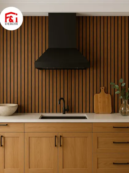 Kitchen mein chimney ke peeche is tarah ke wooden finish louvers lagane se poora area ek statement piece ban jaata hai.