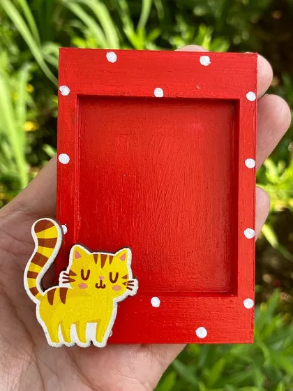 A cute cat-themed photo magnet for all the feline lovers out there.