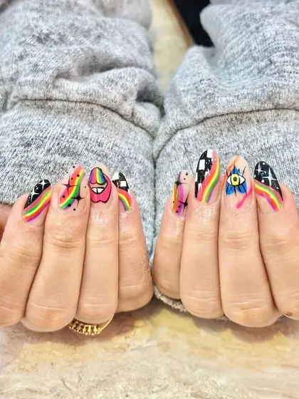 For those who love to stand out. This set is all about bold, eclectic art, featuring rainbows, checkerboard patterns, and funky symbols. It’s a vibrant and expressive look that shows off your personality.
