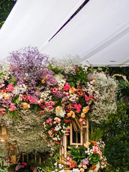 Pops of pastel and botanical beauty. This intimate floral mandap, surrounded by lush greenery, is what my decor dreams are made of.