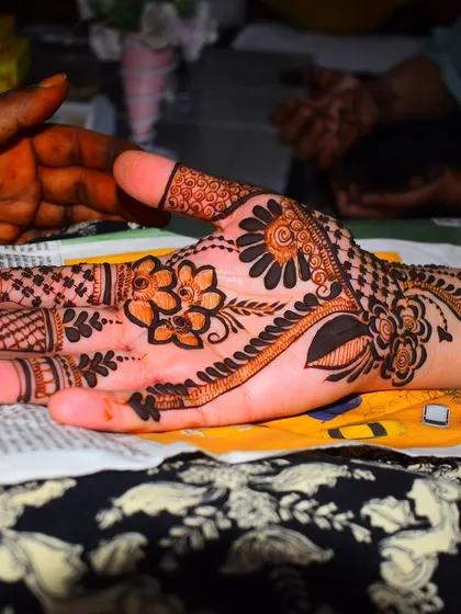 This Arabic-inspired floral vine, or bail, is a popular modern style. It flows diagonally across the hand, creating an elegant and elongated look that is both beautiful and quick to apply.