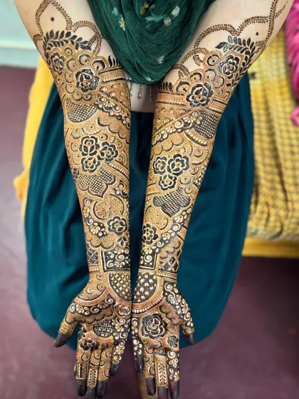 A beautiful Indo-Arabic design featuring bold rose motifs and intricate fillers. The contrast between the dark and light areas makes the design pop.