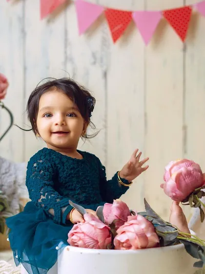 A perfect portrait capturing a happy wave. These interactive moments make for the most heartwarming photographs.