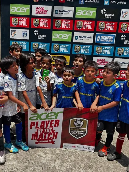 The entire U7 squad celebrating their teammate's Player of the Match award. That is the Bravo spirit.