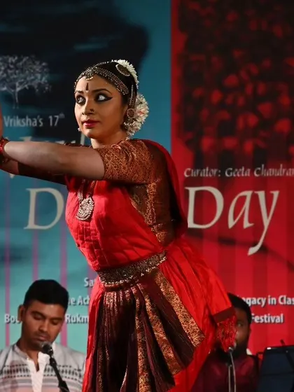 Another powerful shot of Meera Sreenarayanan on the Delhi stage, showcasing her strong technique and stage presence.
