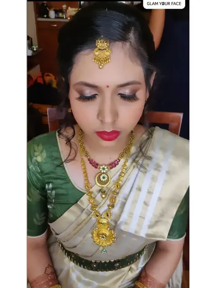 For the bride who loves a bit of bling. This look features a hint of glitter on the eyes, paired with a classic red lip and traditional jewellery for a perfect South Indian bridal style.