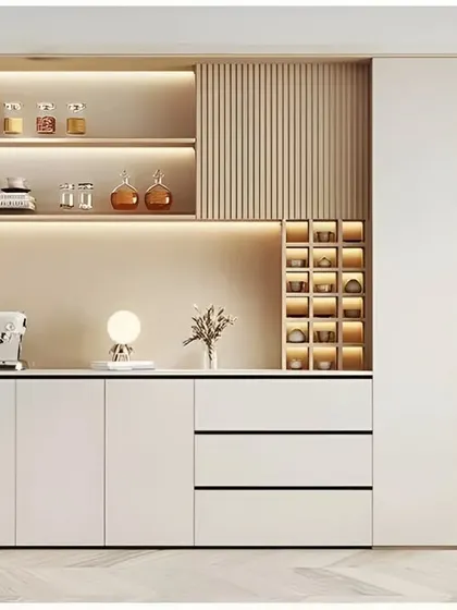 This minimalist and bright crockery unit in white and light wood offers a variety of storage options. It includes open shelves with backlighting, a small wine rack, drawers, and a vertical display cabinet.