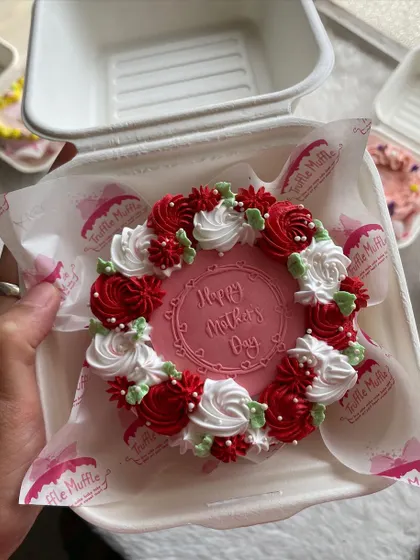 A beautiful bento cake for Mother's Day, decorated with a wreath of red and white buttercream roses. It's an elegant and delicious way to show your love.