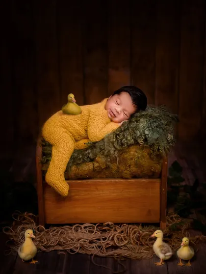 How cute is this little duckling? We have a variety of adorable knitted outfits and props to create unique and sweet portraits of your newborn.