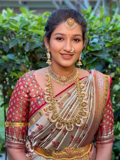 Not the bride, but stealing hearts anyway! A soft, glowing look for the sister of the bride, because every member of the bride's tribe deserves to feel special and beautiful.