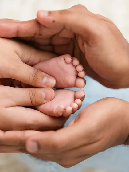 It's all about the tiny details. Holding your baby's feet in your hands is a memory that fades too quickly, and I make sure to preserve it for you.