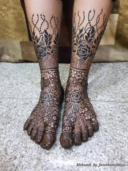 A final, stunning shot of Neha's complete bridal leg and feet mehendi.