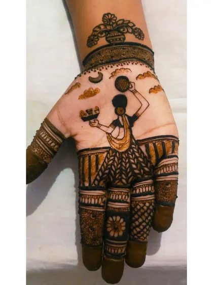A simple yet evocative Karwa Chauth design. The single hand portrays a woman looking at the moon, perfect for those who want a meaningful but less dense henna pattern.