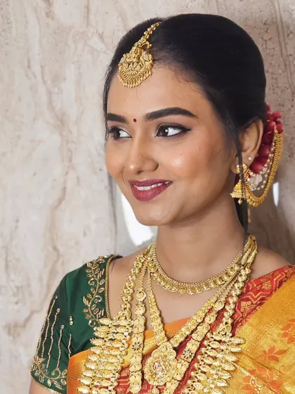 Soundariya looking happy and radiant in her muhurtham makeover. The smile is the best accessory!