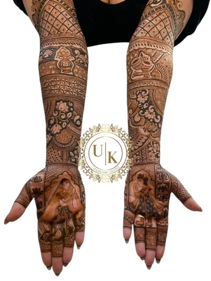 A close-up of a bride and groom portrait on the palm. I take great care to get the details just right, so the figures are recognizable and beautiful.