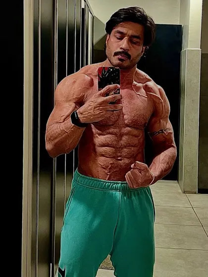 Another angle of my physique update. The goal is to look strong and be strong, without compromising on leanness.