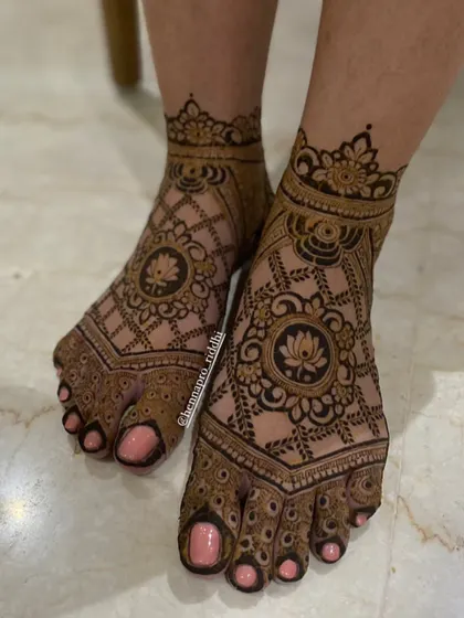 A cute and classic bridal foot design. The lotus mandala at the center is surrounded by a traditional net pattern, creating a timeless look that is always in style.