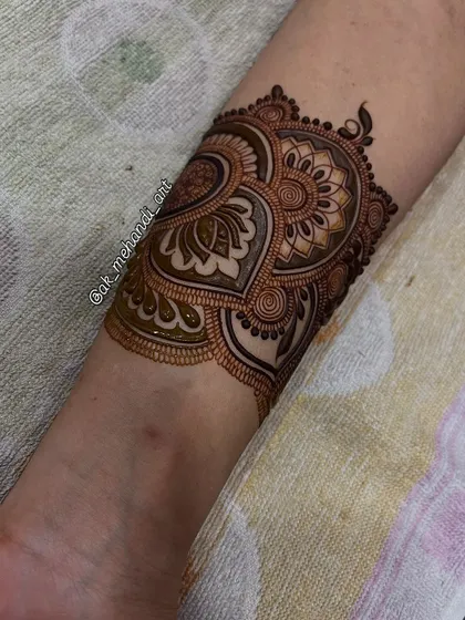 A finished cuff design that combines paisleys and floral elements with deep shading. I teach how to use shading to create a sense of movement and flow in your patterns.