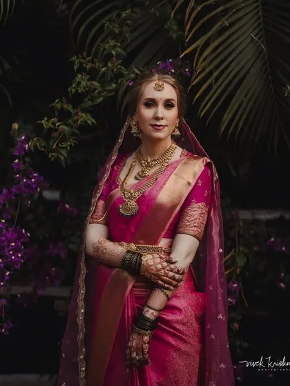 A duplicate of 192, this portrait emphasizes the elegance of the bride's complete look, including the stained mehndi.