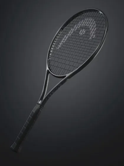 This is the Head Speed Legend 2024, a top-tier racquet for serious competitors. Its construction focuses on providing a solid and stable feel upon impact, giving you the confidence to play your shots.