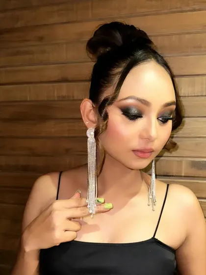 A classic black smokey eye, a must-know technique for any makeup artist. In my glam workshops, I teach how to blend this look perfectly without any patchiness for a sultry, high-impact result.