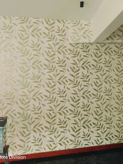 A simple and clean wallpaper design featuring green bamboo leaves. This pattern brings a sense of calm and nature, perfect for a relaxing space like a study or bedroom.