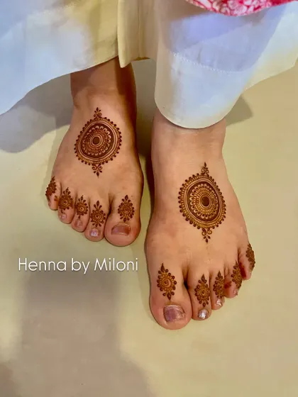 A minimal design with a central mandala on each foot, perfect for a simple and sophisticated look.
