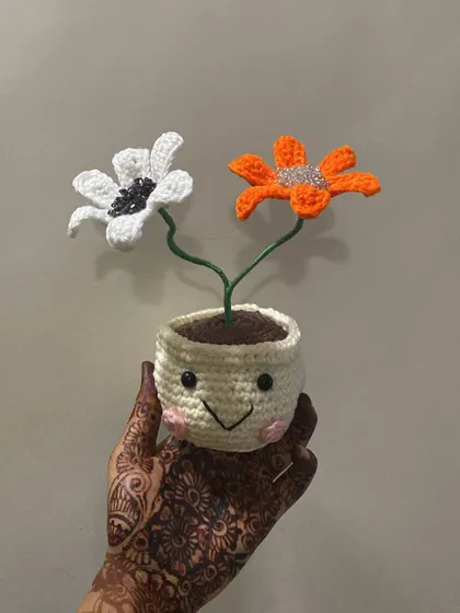 A clear, bright shot of the custom dual daisy pot. The little beads in the center of the flowers add a special, sparkly touch.