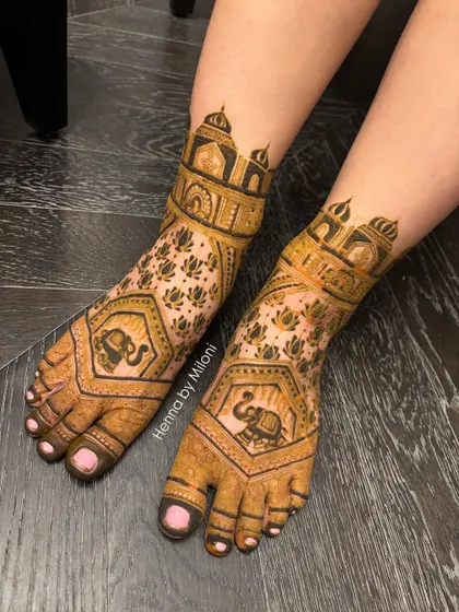 Bridal foot mehendi featuring elephant motifs and architectural domes. This design is both traditional and elegant, perfect for the wedding day.